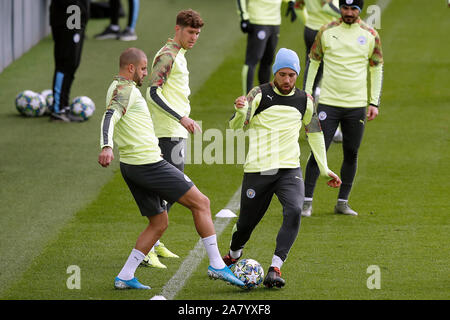 Manchester City's Kyle Walker, John Pierres et Nicolas Otamendi (de gauche à droite) lors d'une séance de formation à l'Académie de football de la ville, Manchester. Banque D'Images