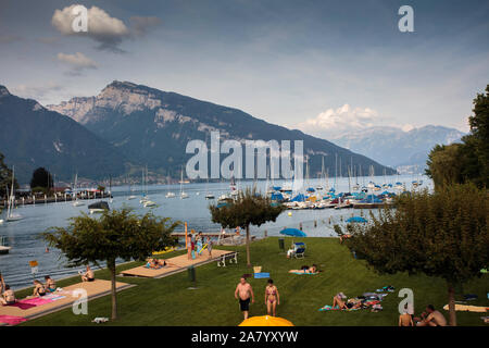 Les baigneurs profitez d'un après-midi d'été à Spiez sur la rive du lac de Thoune, Suisse Banque D'Images