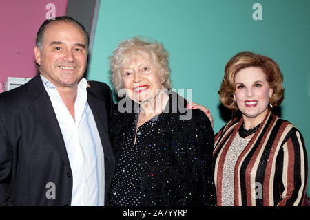 VAN Nuys, Californie - 1 novembre, 2019 : le chiffre d'affaires Salles de cinéma Premiere au Regency Theatre. Célébrités, cast and crew, famille et amis ont été Banque D'Images