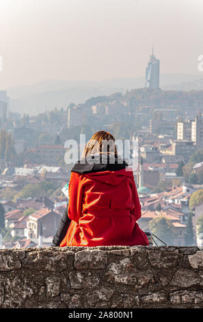 Girl reading book sur Bastion jaune Banque D'Images