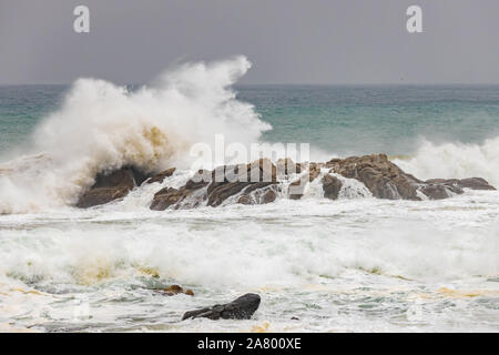 Éclaboussures des vagues sur un rocher dans une côtières espagnoles, près de la ville de Palamos sur la Costa Brava Banque D'Images