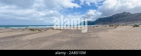 Vue panoramique tourné de Playa de Famara beach et plage de montagne sur Lanzarote , Canaries, contre l'océan et le ciel Banque D'Images