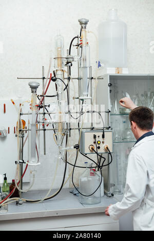 Homme scientifique effectue des expériences chimiques de laboratoire médical Banque D'Images