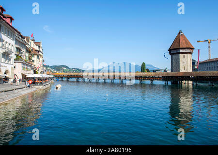Pont de la chapelle (Kapellbrücke) un jour d'été dans la ville de Lucerne en Suisse, Europe Banque D'Images