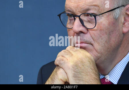 Kiel, Allemagne. 05Th Nov, 2019. Hans-Joachim Grote (CDU), Ministre de l'Intérieur du Schleswig-Holstein, est assis à une conférence de presse à l'Landeshaus. Il présente ici le projet de réforme de la police. Crédit : Carsten Rehder/dpa/Alamy Live News Banque D'Images