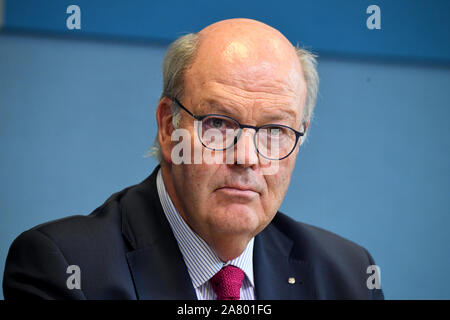 Kiel, Allemagne. 05Th Nov, 2019. Hans-Joachim Grote (CDU), Ministre de l'Intérieur du Schleswig-Holstein, est assis à une conférence de presse à l'Landeshaus. Il présente ici le projet de réforme de la police. Crédit : Carsten Rehder/dpa/Alamy Live News Banque D'Images