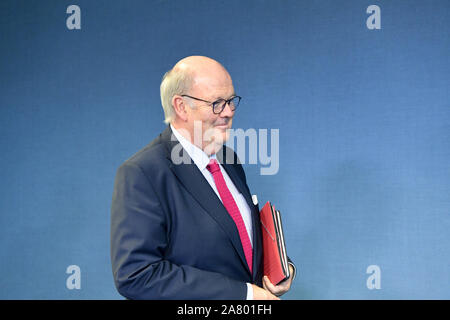 Kiel, Allemagne. 05Th Nov, 2019. Hans-Joachim Grote (CDU), Ministre de l'Intérieur du Schleswig-Holstein, est assis à une conférence de presse à l'Landeshaus. Il présente ici le projet de réforme de la police. Crédit : Carsten Rehder/dpa/Alamy Live News Banque D'Images