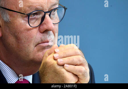 Kiel, Allemagne. 05Th Nov, 2019. Hans-Joachim Grote (CDU), Ministre de l'Intérieur du Schleswig-Holstein, est assis à une conférence de presse à l'Landeshaus. Il présente ici le projet de réforme de la police. Crédit : Carsten Rehder/dpa/Alamy Live News Banque D'Images