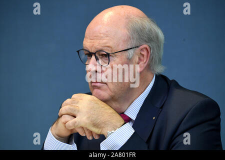 Kiel, Allemagne. 05Th Nov, 2019. Hans-Joachim Grote (CDU), Ministre de l'Intérieur du Schleswig-Holstein, est assis à une conférence de presse à l'Landeshaus. Il présente ici le projet de réforme de la police. Crédit : Carsten Rehder/dpa/Alamy Live News Banque D'Images