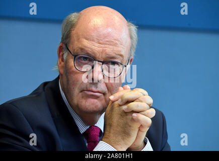 Kiel, Allemagne. 05Th Nov, 2019. Hans-Joachim Grote (CDU), Ministre de l'Intérieur du Schleswig-Holstein, est assis à une conférence de presse à l'Landeshaus. Il présente ici le projet de réforme de la police. Crédit : Carsten Rehder/dpa/Alamy Live News Banque D'Images