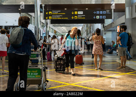 Les passagers l'on marche sur le terminal de l'Aéroport de Tenerife Sur Reina Sofia, Tenerife, Canaries, Espagne Banque D'Images