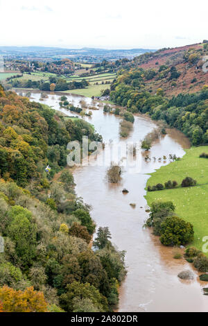 La rivière Wye dans flood ci-dessous Coppett Hill le 28.10.2019 vue de Symonds Yat Rock, Herefordshire UK - l'inondation est due à de fortes pluies dans le pays de Galles. Banque D'Images