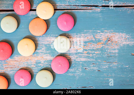 De divers biscuits macarons colorés ou bleu sur fond de bois, copyspace Banque D'Images