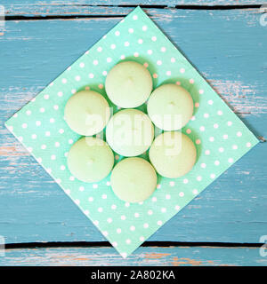 Square du vert des biscuits ou cookies sur une serviette en pointillés, blue background Banque D'Images