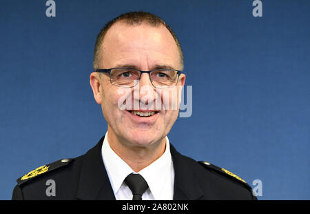 Kiel, Allemagne. 05Th Nov, 2019. Michael Wilksen, Directeur de la Police de Schleswig-Holstein, est assis à une conférence de presse à l'Landeshaus. Il présente ici le projet de réforme de la police. Crédit : Carsten Rehder/dpa/Alamy Live News Banque D'Images