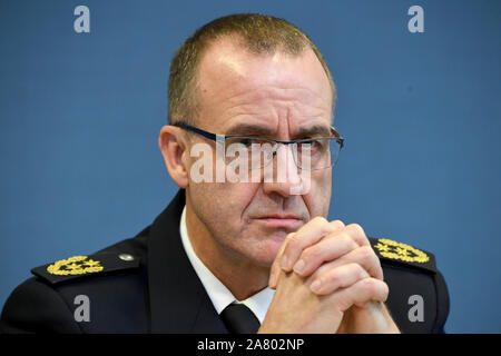 Kiel, Allemagne. 05Th Nov, 2019. Michael Wilksen, Directeur de la Police de Schleswig-Holstein, est assis à une conférence de presse à l'Landeshaus. Il présente ici le projet de réforme de la police. Crédit : Carsten Rehder/dpa/Alamy Live News Banque D'Images