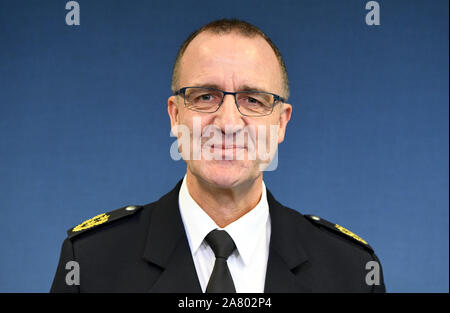 Kiel, Allemagne. 05Th Nov, 2019. Michael Wilksen, Directeur de la Police de Schleswig-Holstein, est assis à une conférence de presse à l'Landeshaus. Il présente ici le projet de réforme de la police. Crédit : Carsten Rehder/dpa/Alamy Live News Banque D'Images