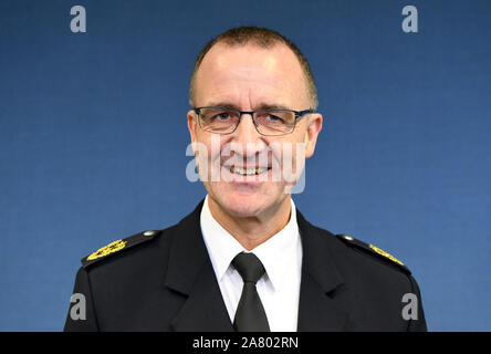 Kiel, Allemagne. 05Th Nov, 2019. Michael Wilksen, Directeur de la Police de Schleswig-Holstein, est assis à une conférence de presse à l'Landeshaus. Il présente ici le projet de réforme de la police. Crédit : Carsten Rehder/dpa/Alamy Live News Banque D'Images