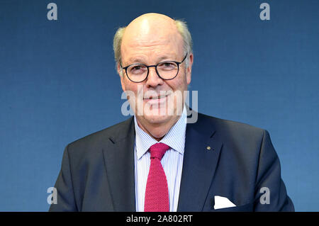 Kiel, Allemagne. 05Th Nov, 2019. Hans-Joachim Grote (CDU), Ministre de l'Intérieur du Schleswig-Holstein, est assis à une conférence de presse à l'Landeshaus. Il présente ici le projet de réforme de la police. Crédit : Carsten Rehder/dpa/Alamy Live News Banque D'Images