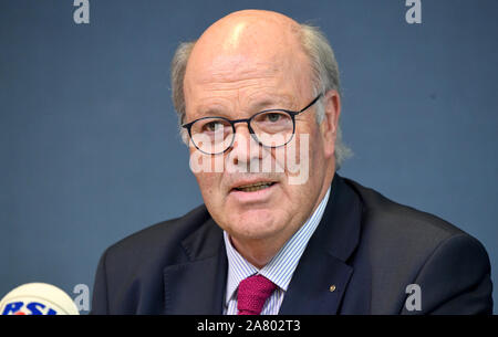 Kiel, Allemagne. 05Th Nov, 2019. Hans-Joachim Grote (CDU), Ministre de l'Intérieur du Schleswig-Holstein, est assis à une conférence de presse à l'Landeshaus. Il présente ici le projet de réforme de la police. Crédit : Carsten Rehder/dpa/Alamy Live News Banque D'Images