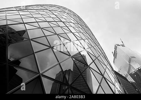 Le Gherkin, 30 St Mary Axe gratte-ciel dans la ville de Londres. Banque D'Images