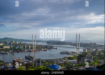 La ville de Vladivostok, vue sur les ponts. Banque D'Images