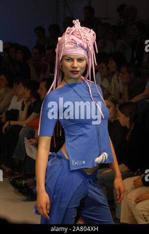 Modèle féminin affiche une création par le créateur de mode tchèque Kateřina Hubálková pendant le Festival de la mode Point à Prague, en République tchèque, le 16 avril 2005. Banque D'Images