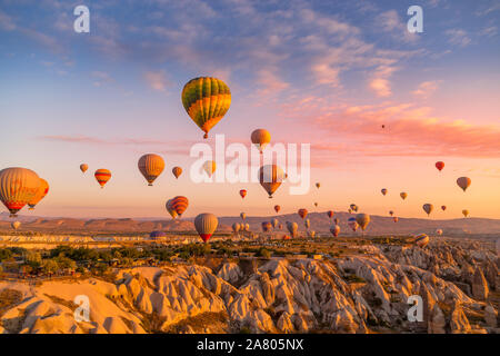 Göreme, Cappadoce, Turquie - 7 octobre 2019 : les ballons à air rempli de touristes au lever du soleil le long de vallées flottants Parc national de Göreme Banque D'Images