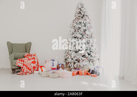 Arbre de Noël blanc en bas avec Konate-Noël Banque D'Images
