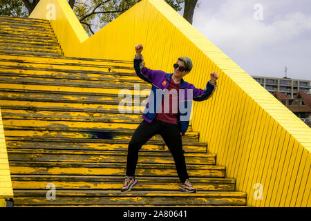 ROTTERDAM, Pays-Bas, le 3 novembre 2019, l'influenceur belge Jetter posant à Luchtsingel passerelle pour piétons dans le centre de Rotterdam Banque D'Images