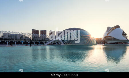 Cité des Arts et des Sciences, Ciutata de les Arts i les Ciències, Valence, Espagne. Vue du coucher de soleil Banque D'Images