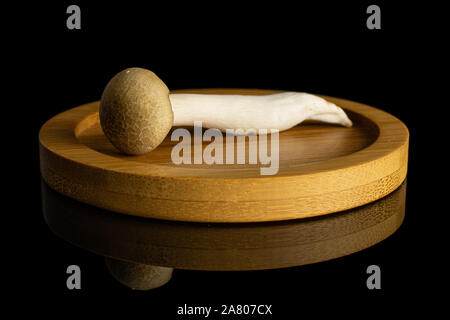 Un ensemble de champignons shimeji buna brun frais sur coaster bambou isolé sur verre noir Banque D'Images