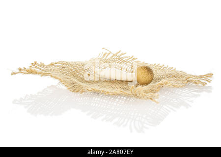 Un ensemble de champignons shimeji buna brun frais sur un sac naturel isolé sur fond blanc Banque D'Images