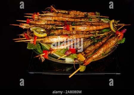 Brochettes de crevettes grillées. Fruits de mer, de bivalves. Crevettes Banque D'Images