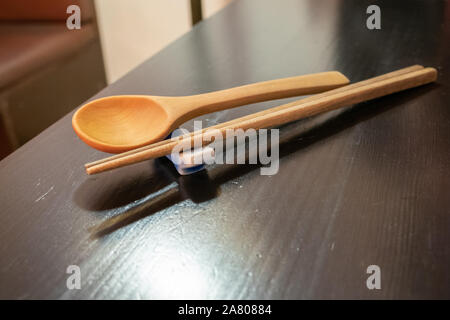 Cuillère en bois et baguettes sur la table en bois Banque D'Images