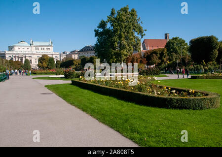 Le Volksgarten (peuples autochtones) Le jardin en septembre, avec le Burgtheater bâtiment en arrière-plan, Innere Stadt, Vienne, Autriche Banque D'Images