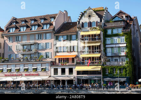 Une journée ensoleillée sur le Rathausquai dans la ville de Lucerne en Suisse, Europe Banque D'Images