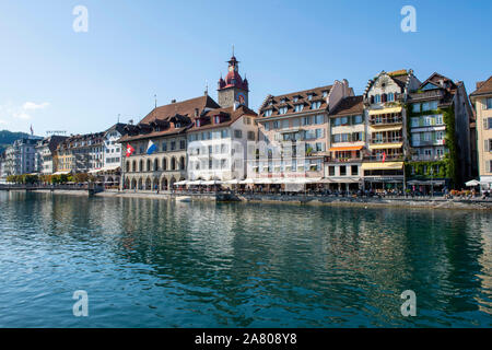 Une journée ensoleillée sur le Rathausquai dans la ville de Lucerne en Suisse, Europe Banque D'Images