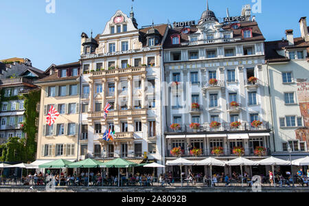 Une journée ensoleillée sur le Rathausquai dans la ville de Lucerne en Suisse, Europe Banque D'Images