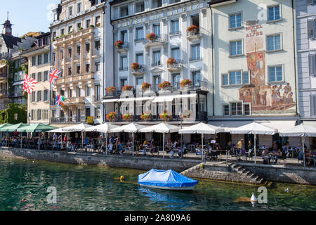 Une journée ensoleillée sur le Rathausquai dans la ville de Lucerne en Suisse, Europe Banque D'Images