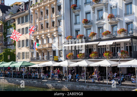 Une journée ensoleillée sur le Rathausquai dans la ville de Lucerne en Suisse, Europe Banque D'Images
