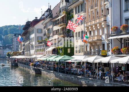 Une journée ensoleillée sur le Rathausquai dans la ville de Lucerne en Suisse, Europe Banque D'Images