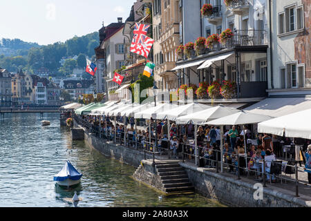 Une journée ensoleillée sur le Rathausquai dans la ville de Lucerne en Suisse, Europe Banque D'Images