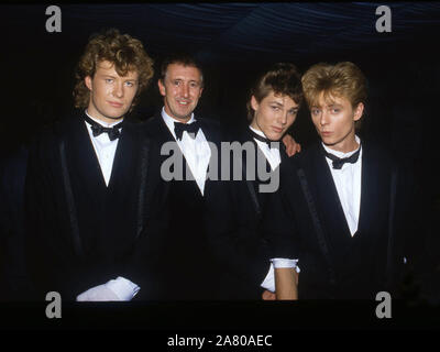 Groupe pop norvégien A-ha avec leur manager Terry Slater à Harrogate 1986 Banque D'Images