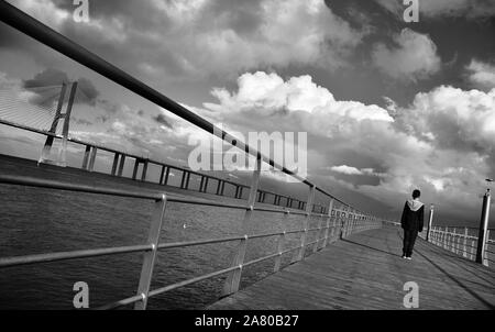 Façon de marche et le pont Vasco da Gama sur le Tage au Park de Nation , Lisbonne, Portugal Banque D'Images