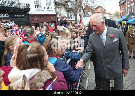 Le Prince de Galles est accueilli par les enfants au cours d'une visite à Ross-on-Wye pour lancer officiellement le festival 2020 Gilpin, pour célébrer le rôle de la ville comme le lieu de naissance du tourisme britannique. Banque D'Images