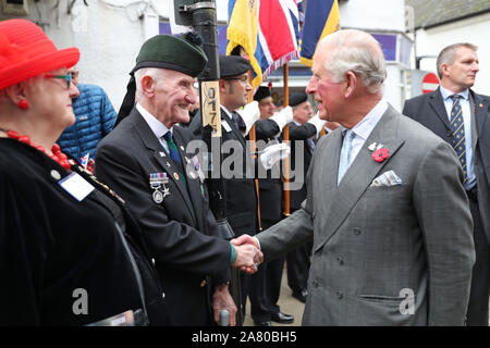 Le Prince de Galles est accueilli par les membres de la Légion britannique au cours d'une visite à Ross-on-Wye pour lancer officiellement le festival 2020 Gilpin, pour célébrer le rôle de la ville comme le lieu de naissance du tourisme britannique. Banque D'Images