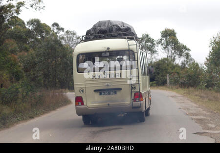 Madagascar le 25 juillet 2019 - bus surchargé se déplace dans l'immensité de l'île de Madagascar Banque D'Images