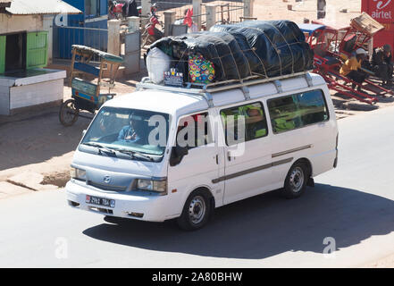 Madagascar le 25 juillet 2019 - bus surchargé se déplace dans l'immensité de l'île de Madagascar Banque D'Images