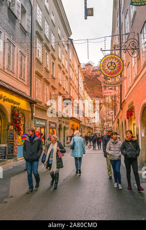 Salzbourg, Autriche - 25 décembre 2016 : centre historique de Street View à Noël et les gens Banque D'Images